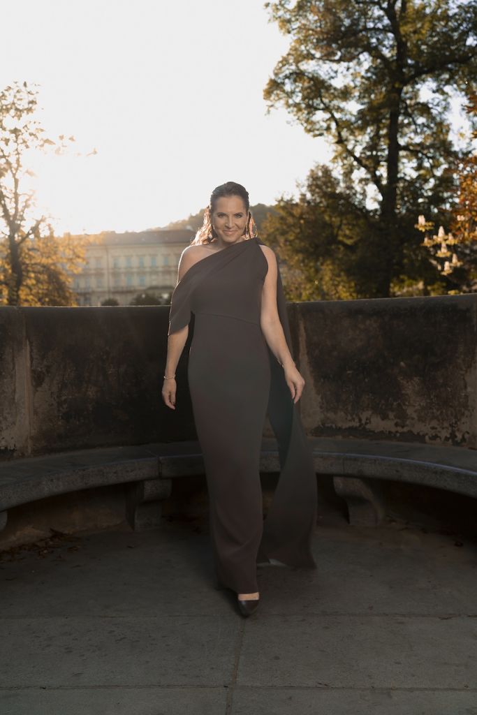 bara-kodetova-v-nove-kolekci-martiny-pipkove-loudove-autorska-moda-ktera-oslavuje-zenskou-eleganci