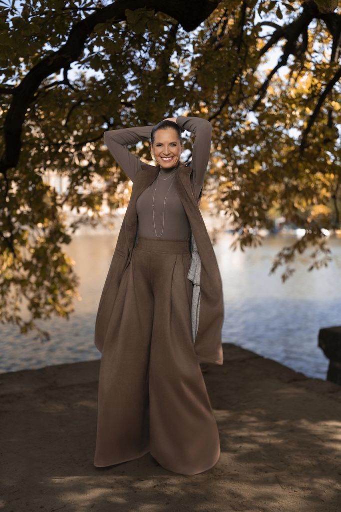 bara-kodetova-v-nove-kolekci-martiny-pipkove-loudove-autorska-moda-ktera-oslavuje-zenskou-eleganci