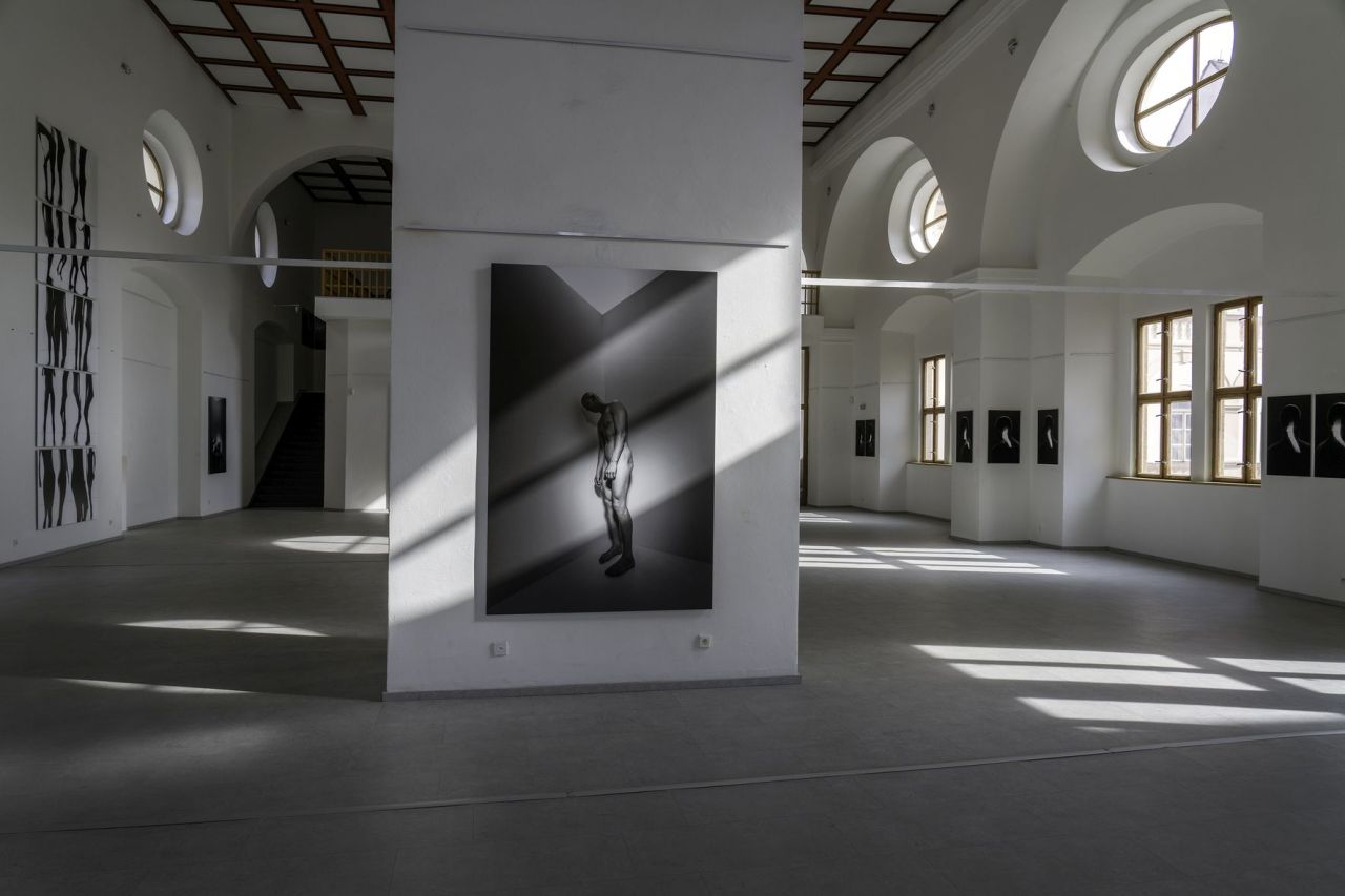 echoes-black-and-white-vystava-pavla-mary-v-dialogu-s-barokni-architekturou