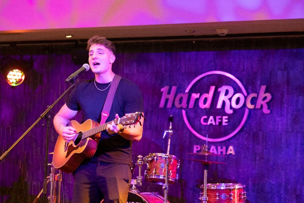 hard-rock-cafe-praha-podpori-boj-proti-rakovine-prsu-pinktober-prinese-koncert-jogu-i-ruzove-menu