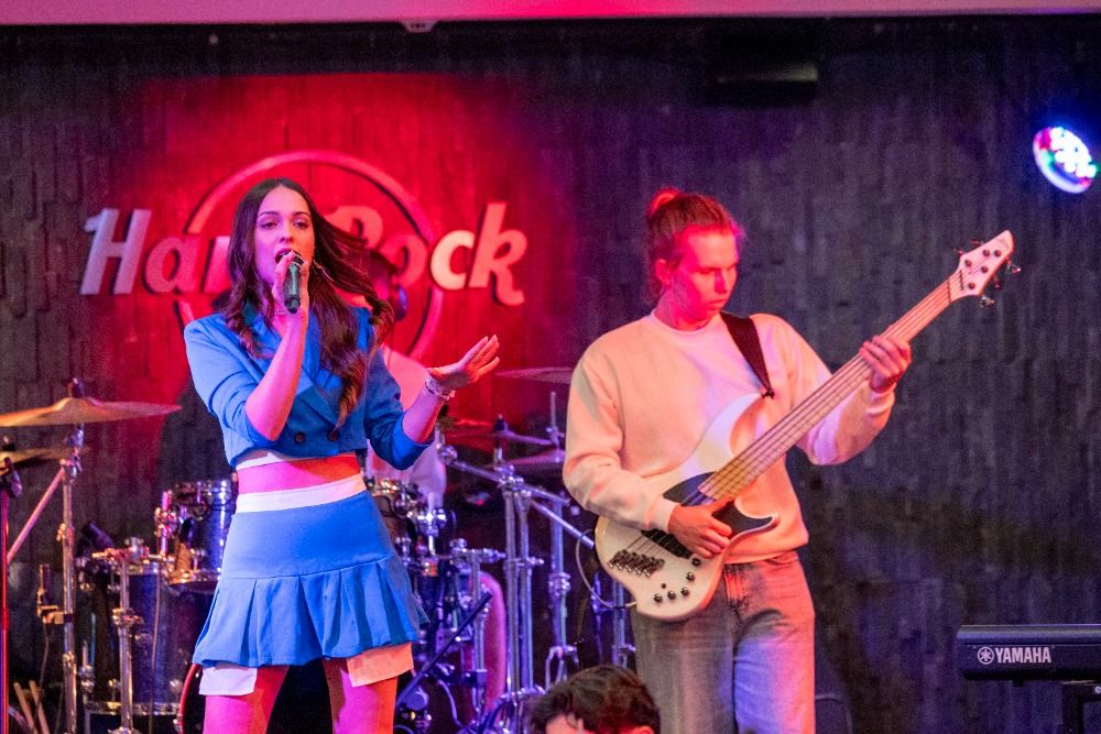 hard-rock-cafe-praha-podpori-boj-proti-rakovine-prsu-pinktober-prinese-koncert-jogu-i-ruzove-menu
