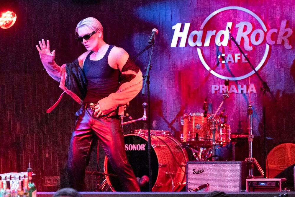 hard-rock-cafe-praha-podpori-boj-proti-rakovine-prsu-pinktober-prinese-koncert-jogu-i-ruzove-menu