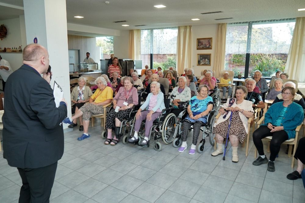 pisnicky-vzpominky-a-nove-knihy-standa-hlozek-potesil-obyvatele-alzheimer-home-senevida